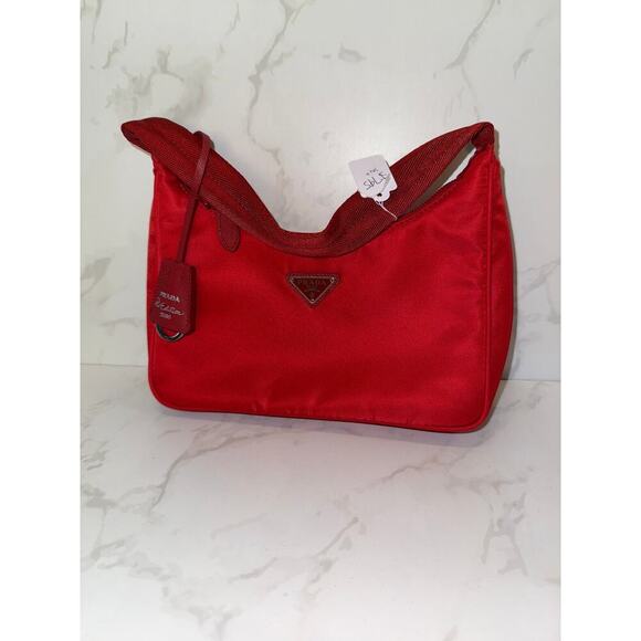 Prada Re-Edition Nylon Shoulder Bag in Rosso - Picture 3 of 7